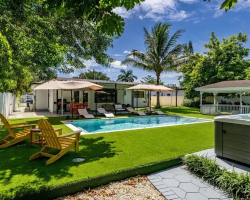 Casa Bella - 5 BR Villa in Miami with Pool, Mini-Golf, Basketball+ Hotels in Golden Glades