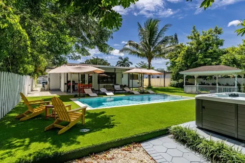 Casa Bella - 5 BR Villa in Miami with Pool, Mini-Golf, Basketball+