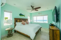 Luxury Villa + COURTESY CAR, Steps to Beach: PaddleBoards, Bikes, Chairs & More!