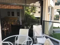 Incredible and spacious family apartment in Enseada one block from the beach Hotell i Jardim Tres Marias