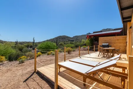 Private,romantic and charming mid-century cottage with panoramic views Отели в г. Кейв Крик