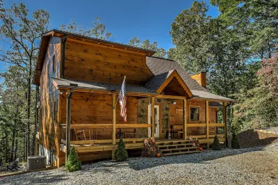 Spacious luxury cabin in private wooded setting 5 mins from downtown Blue Ridge Mercier Orchards附近的飯店