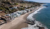 "Unrivaled Luxury at Premier Beachfront Getaway: Private Beach Access" - Strand