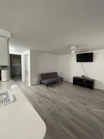 Charming 2-bedroom apartment with WiFi and AC in sunny Tampa