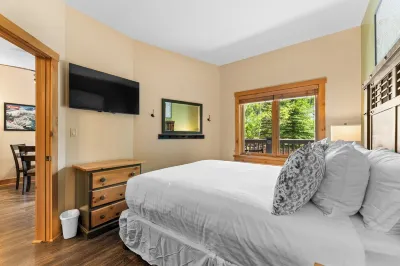 Expedition Station lodge at River Run Village, steps to gondola, pool, and gym Hotels in River Run