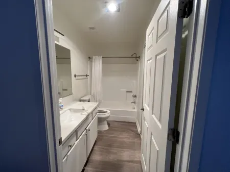 Cozy Sanctuary in LA / Sherman Oaks Отели в г. Шерман-Окс