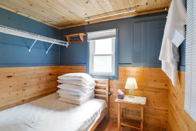Two Bedroom Cottage with Loft Close To Bala Hotels near The KEE to Bala