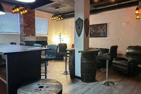 Charming Prohibition-Era Speakeasy Lounge with Bedroom and Commercial Kitchen Отели в г. Су-Сент-Мари