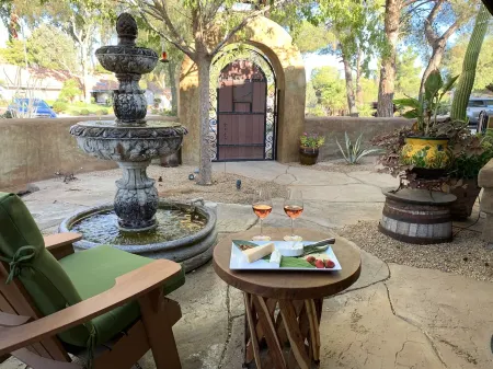 Spacious, Unique, Clean, Relaxing with pool/spa Отели рядом с достопримечательностью «Cactus Garden Dr»