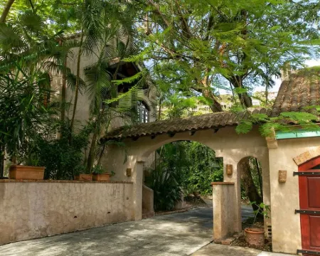 One Bedroom Cottage on Peter Bay Beach Hotels in Central