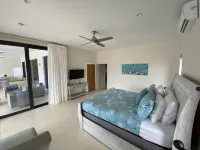 Beautiful modern 4 bedroom villa and pool with stunning views over Turtle Lake