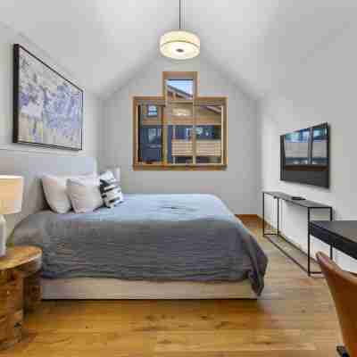 Tamarack Steamside Deluxe Chalet - Private Hot Tub Rooms