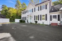 Cozy and Fun Waterford Getaway Hotels near Crystal Mall
