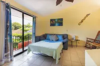 Las Palmas Oasis: One Bedroom w/ Loft, NEW Kitchen!
