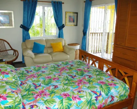 SUMMER SALE Stunning 3 Bed Child Friendly Villa, Private Pool. St James, Hotels in Prospect