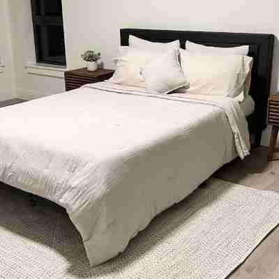 Luxury 2 Bedroom Apartment in Heart of Quincy Rooms