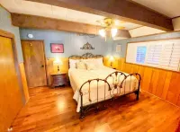 Yosemite Mountain Chalet with private sauna, decks, fireplace, air hockey & WiFi