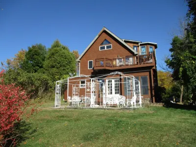 Beautiful Modern Swiss Cottage in Athens, NY