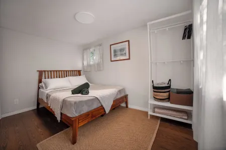 Charming Cottage on the River Отели в г. Юг Брюс Пенинсула