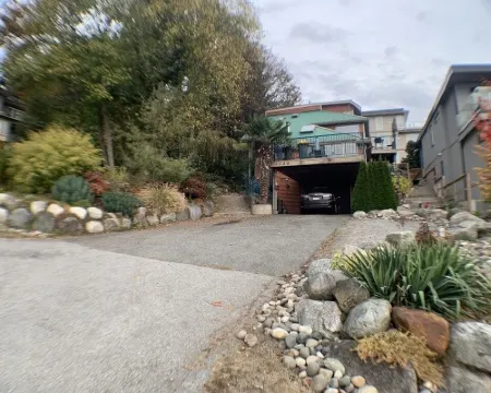 Suite with ocean view patio, three blocks to pier. โรงแรมในไวท์ร็อค