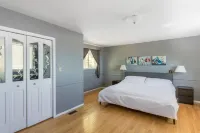 Large Oceanfront House with Hot Tub!