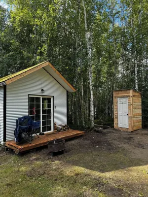 Cozy dry cabin in fabulous Fairbanks. Pets welcome, please read description.