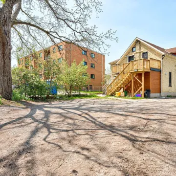 The Otis 𓅬 on Victoria Park | 2 Bed 1 Bath | Main Floor Suite