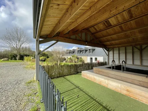 Stone farmhouse for 4 people with heated swimming pool