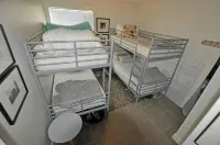 Gorgeous ski in/ski out home, central to the village in Plaza on the Ridge. Hotel in zona Big White Ski Resort