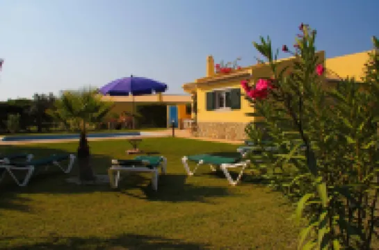 Villa Maça-huge villa perfect for families in 3acre farm near Quinta do Lago