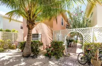 Azure Breeze #4, Beachfront, White Sand, Bikes, Kayak, Snorkel Gear, Rum Point!! Hotels near Old Man Bay