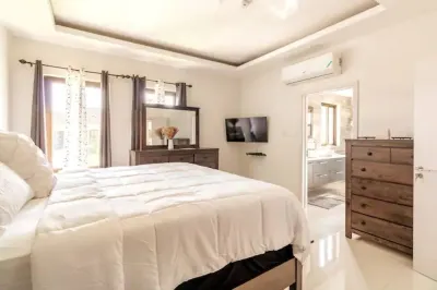 Leah's Retreat! 3-bedroom, house located 5 minutes from Ocho Rios attractions. Hotels near Mystic Mountain Jamaica, Rainforest Adventures