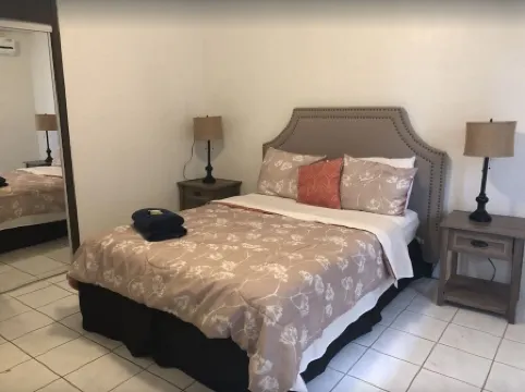 Free WiFi Free PARKING Free Cable-The BEST 2 Bedrm 1 Ba unit near grocery store!