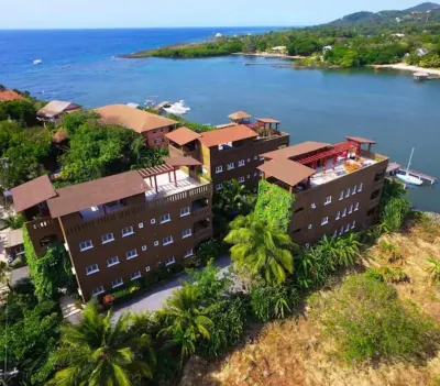 Mangrove Dock Paradise w/ pool & dock super close to beaches and diving