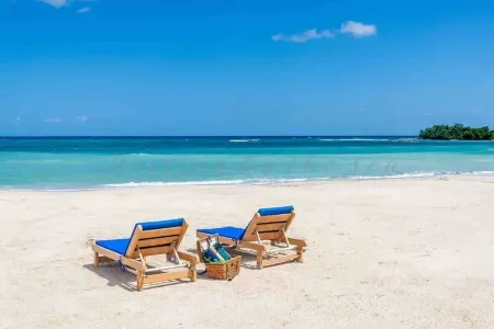 Beachfront 4 Bedroom Luxury Villa with Pool, Chef, Butler