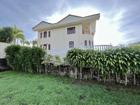 Mountain Estate &  32 miles from beach.