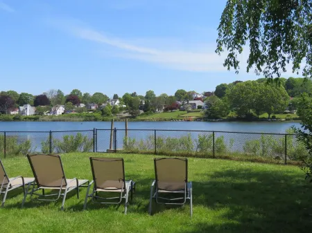 Waterfront Cottage within walking distance to the Beach. A dog-friendly property