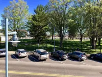 Lockview Motel - parking