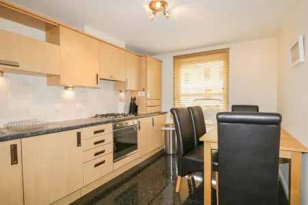 7 Riverside Gardens