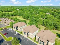Ozark Comfort 3 Bedroom Condo by RedAwning - parking