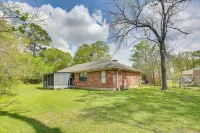6 Mi to Ellen Trout Zoo: Family Home w/ Yard! Hotels in Lufkin