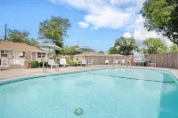 Carlin's Cottage Court