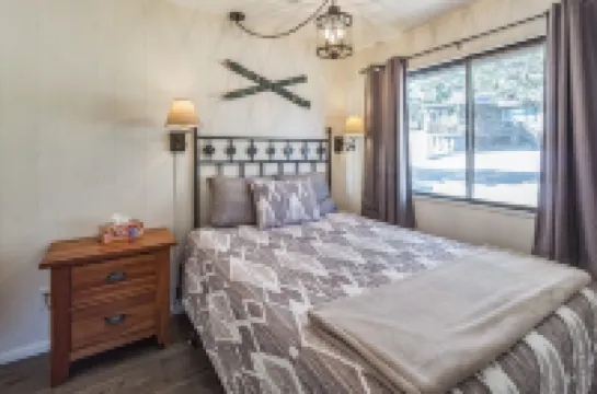 Cozy Cabin Retreat With Scenic Views 2 Bedroom Cabin