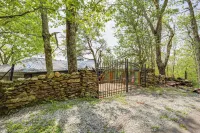 Close to Trails! Seven Devils Retreat w/ Hot Tub -  Privatzimmer