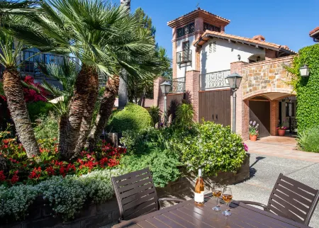 Roman Spa Resort Отели рядом с достопримечательностью «The Carmel Gallery in Calistoga»