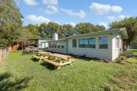 Guadalupe Bluff Farmhouse 3 Bedroom Home by Redawning - موقف سيارات