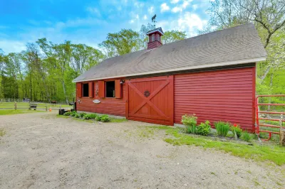 Killingly Barnyard Studio in Wine Country! Hotels near Killingly Pond State Park
