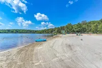 Huge Deck: Stunning Pocono Lake Vacation Rental! - de playa