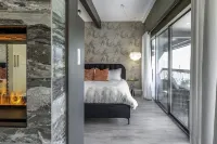 Cozy Lakefront Loft - Gorgeous Views!