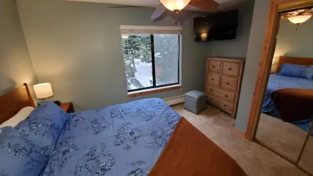 Minutes from Downtown Truckee! Biking, hiking, shopping, restaurants...